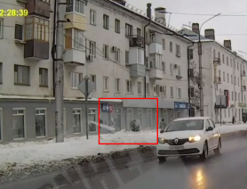 VIDEO +18 // O bucată enormă de gheață a căzut peste o femeie și copilul ei